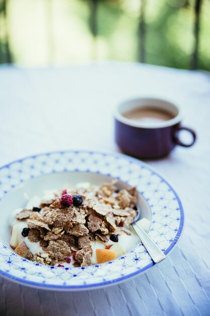 Café da manhã saudável nas bagas de cereais matinais e iogurte