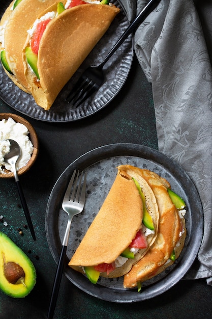 Café da manhã saudável ou lanche Panquecas de aveia recheadas com queijo cottage, salmão e abacate Flat lay