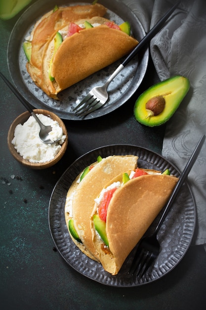 Café da manhã saudável ou lanche Panquecas de aveia recheadas com queijo cottage, salmão e abacate