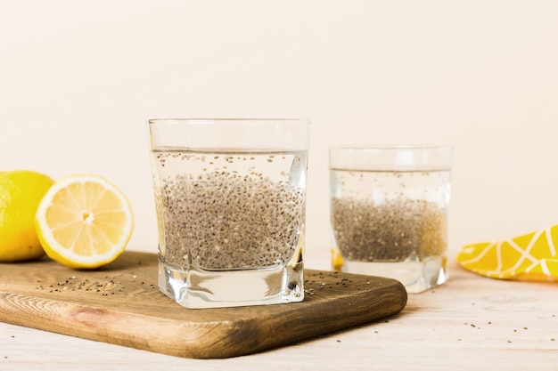 Café da manhã saudável ou manhã com sementes de chia e limão no fundo da mesa dieta alimentar vegetariana e conceito de saúde Pudim de chia com limão