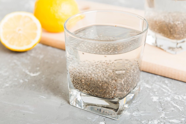 Café da manhã saudável ou manhã com sementes de chia e limão no fundo da mesa dieta alimentar vegetariana e conceito de saúde Pudim de chia com limão