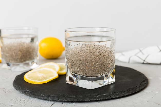 Café da manhã saudável ou manhã com sementes de chia e limão no fundo da mesa dieta alimentar vegetariana e conceito de saúde pudim de chia com limão