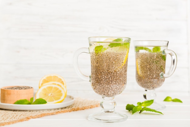 Café da manhã saudável ou manhã com sementes de chia limão e hortelã no fundo da mesa dieta alimentar vegetariana e conceito de saúde Pudim de chia com limão e hortelã