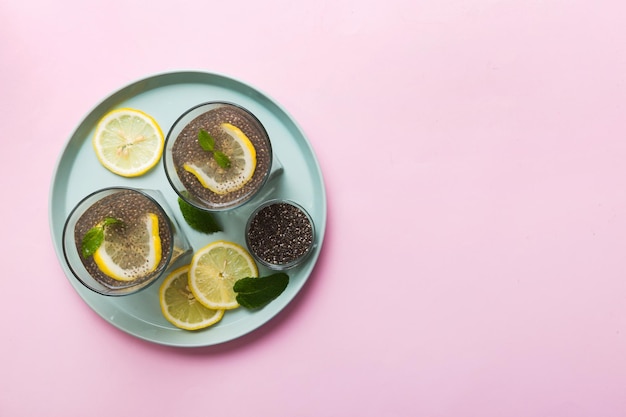 Café da manhã saudável ou manhã com sementes de chia limão e hortelã no fundo da mesa dieta alimentar vegetariana e conceito de saúde Pudim de chia com limão e hortelã