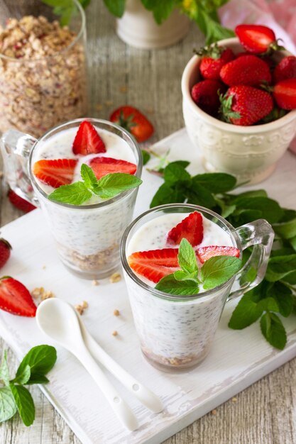 Café da manhã saudável Parfait de morango com granola caseira de sementes de chia de iogurte e frutas frescas