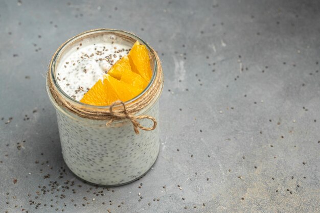 Foto café da manhã saudável pudim de semente de chia iogurte com superalimento saudável de sementes de chia smoothie de queijo cottage em frascos de vidro lugar para texto