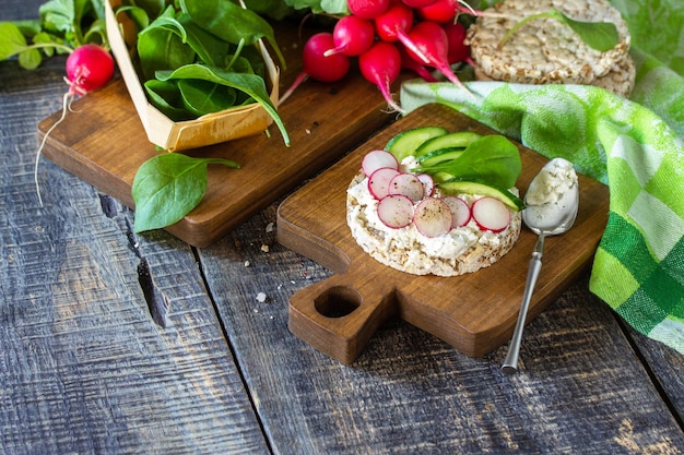 Café da manhã saudável Sanduíches crocantes de pão crocante com ricota rabanete e pepino fresco Copie o espaço