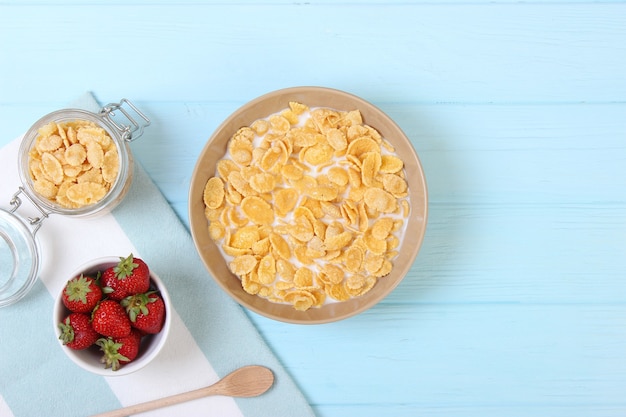 Café da manhã seco em um prato sobre um cereal com vista superior de fundo colorido