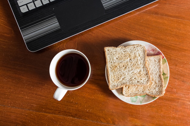 Café da manhã simples no escritório