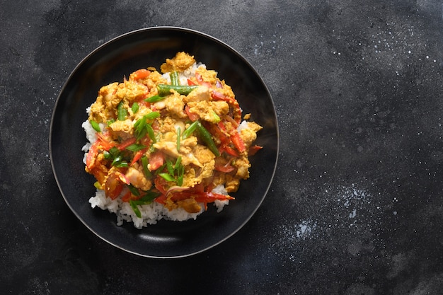 Café da manhã tailandês tradicional gai pad pongali com pasta de arroz e ovos de galinha picante curry tailandês amarelo