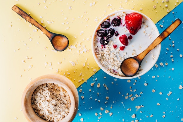 Café da manhã. Tigela de leite de aveia com flocos de aveia e frutas. Comida vegana. Dia da saúde