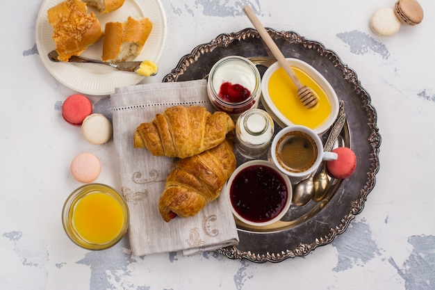 Café da manhã tradicional francês