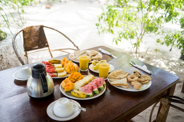 Café da manhã tropical exótico em resort africano