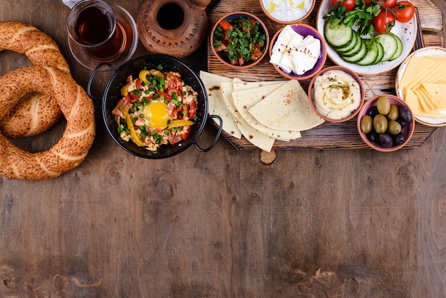 Foto café da manhã turco tradicional com meze e simit