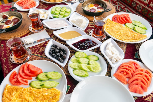 Café da manhã turco tradicional com vários tipos de comida e petiscos