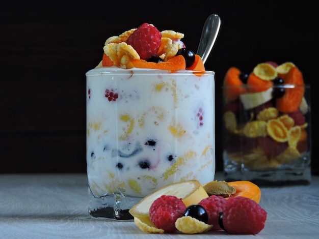 Café da manhã útil com flocos de frutas bagas e iogurte. Flocos de frutos silvestres.