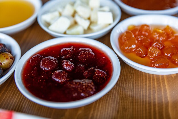 Café da manhã variado, conjunto de ovos mexidos com tomate e clássicos ovos mexidos, diversos tipos de petiscos