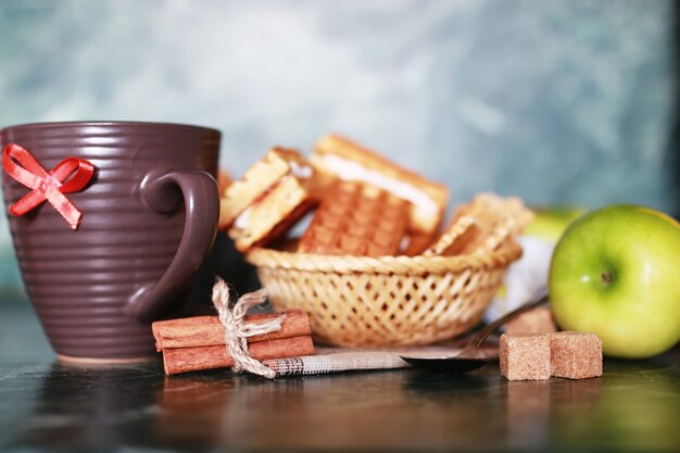 Café da manhã wafer e xícara de chá