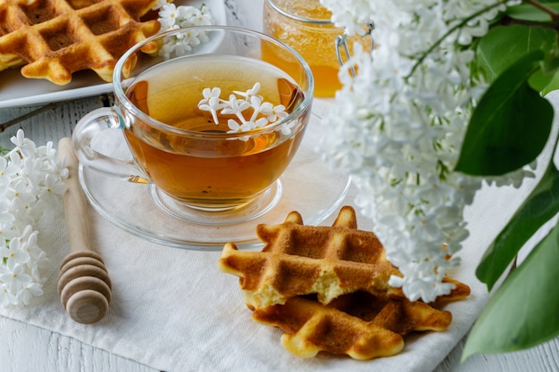 Café da manhã waffles belgas com calda de chocolate e hortelã fresca. Mesa branca.