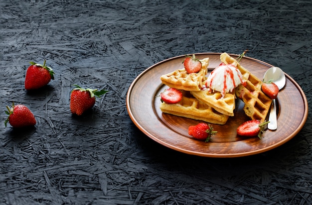 Café da manhã. Waffles com morangos, cerejas, frutas de verão.