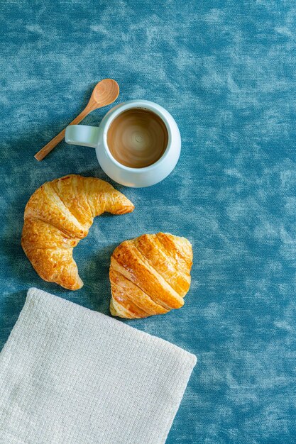 Café da manhãCafé da manhã continental com suco de laranja de croissants frescos e foco seletivo de café