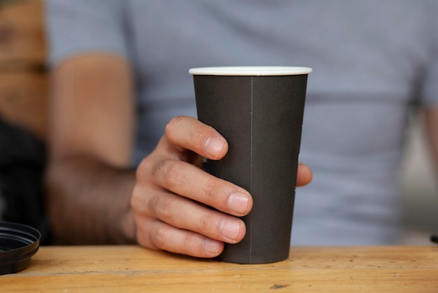 Café da mão do homem na rua