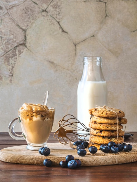 Café Dalgona com biscoitos de mirtilo