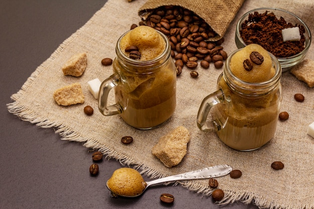 Café Dalgona em frasco de vidro. Bebida de café batida fofa coreana