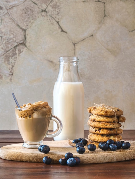 Café dalgona con galletas de arándanos