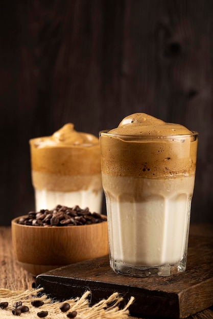 Café Dalgona helado, vaso con leche y crema de café.