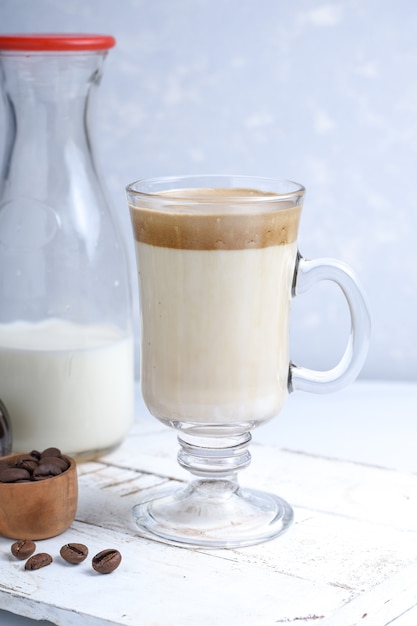 café dalgona o café instantáneo batido Nueva tendencia de bebida popularfondo blanco