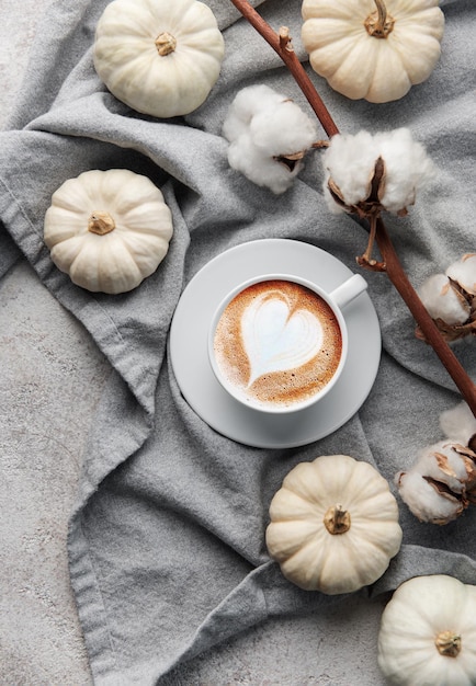 Café de abóboras brancas e flores de algodão