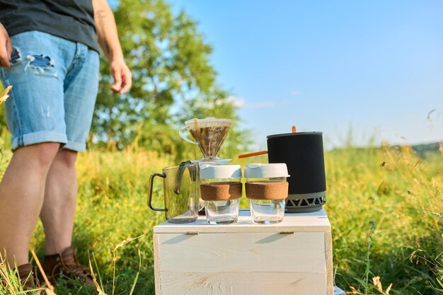 Café de acampamento preparação ao ar livre de café natural usando moedor e fabricante