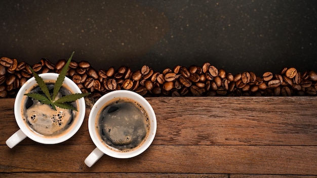 café de cannabis com grãos de café na mesa na mesa