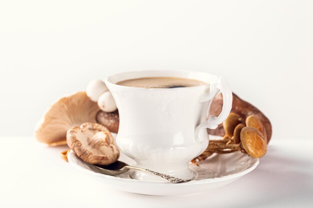 Foto café de cogumelos em copo de porcelana branca