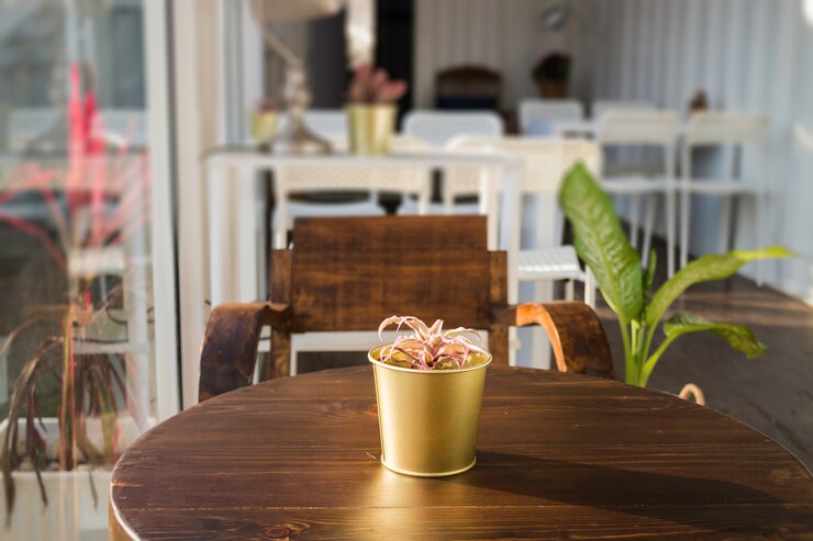 Café de contêiner de carga com conjunto de móveis de madeira