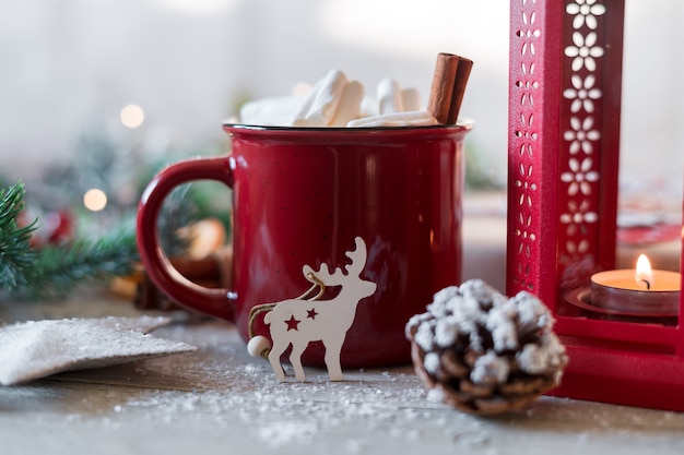 Café de inverno com marshmallows na taça vermelha e decoração de natal
