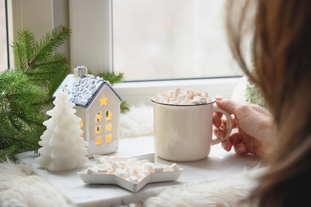 Café de inverno no peitoril da janela com decoração de Natal aconchegante tempo de férias