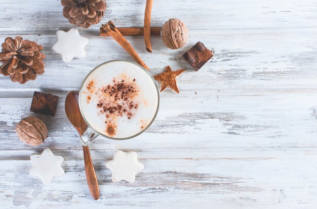 Café de Natal com leite, especiarias ou chocolate quente, pinhas