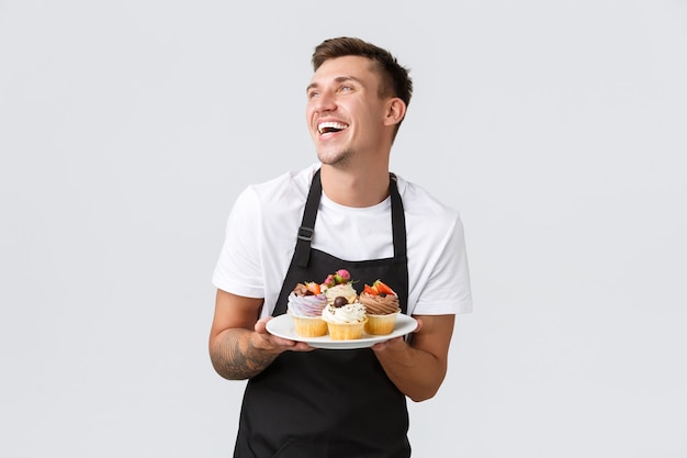 Café de pequenas empresas de varejo e conceito de padaria apaixonado bonito barista vendedor de pastelaria ...