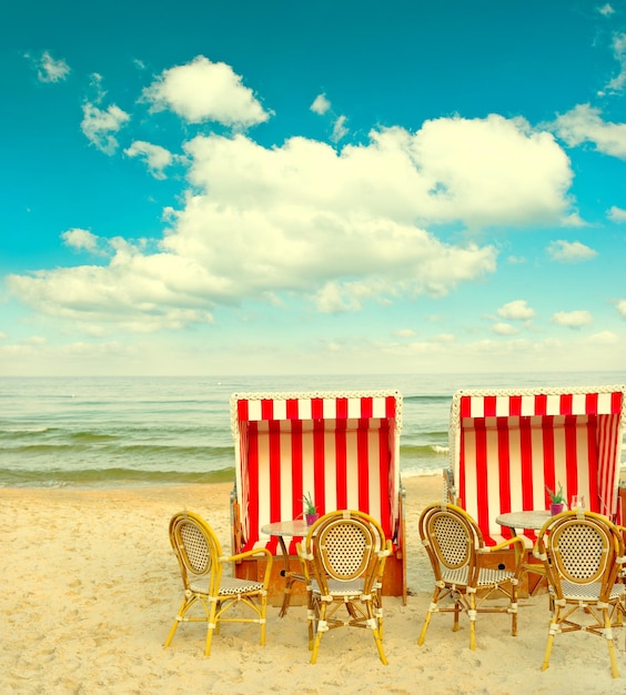Café de praia na paisagem do Mar Báltico com céu azul nublado