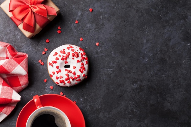 Café de rosquinha e caixa de presente