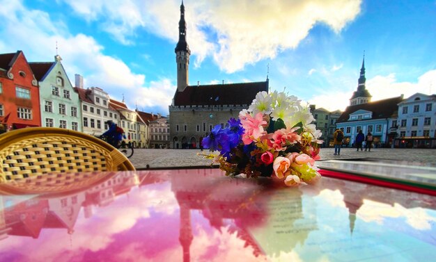 café de rua copo de vinho e café na mesa na cidade velha de Tallinn