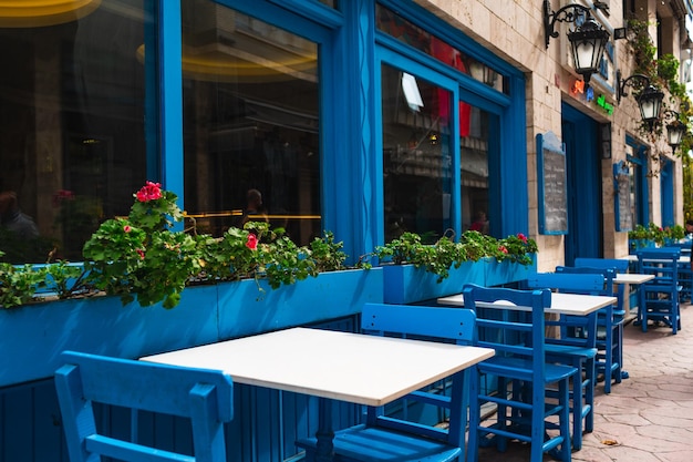 Café de rua em tons azuis mesas vazias em istambul