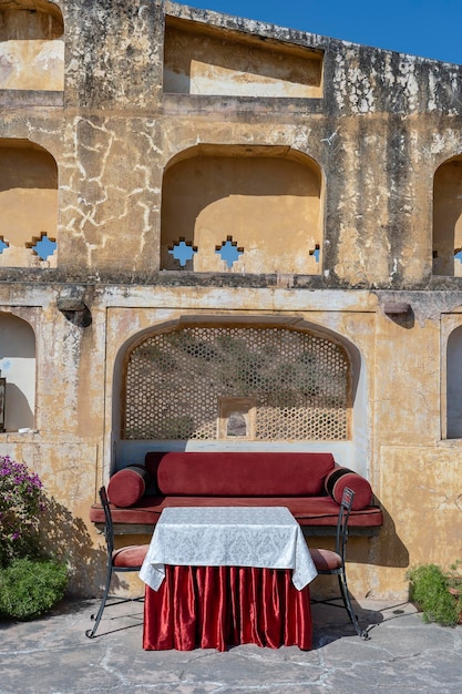 Café de rua na cidade velha do lado de fora em Jaipur Rajasthan India Sofá de mesa e cadeiras perto da parede velha