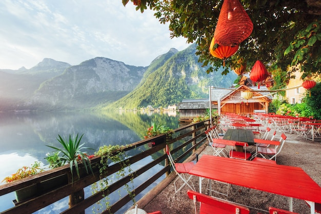 Café de verão no belo lago entre montanhas. Alpes. Hallstatt. Áustria