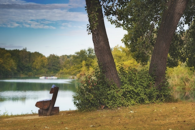 café de verão no lago na cidade bávara de ingolstadt