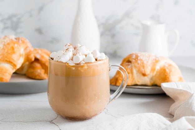 Café delicioso com marshmallows e croissants em pratos na mesa lanche caseiro estilo de vida closeup