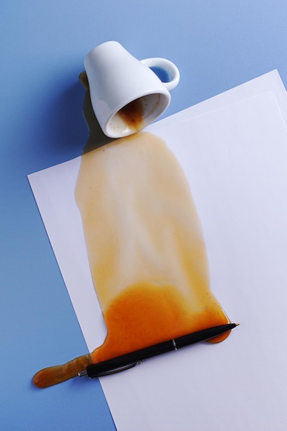 Café derramado em folhas de papel