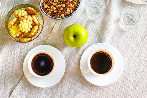 café y desayuno en la mesa fiesta de té al aire libre